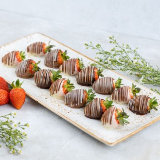 Strawberry dipped in chocolate (3 Pcs)